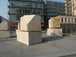 Enormes blocs de pierre, place Robert Antelme